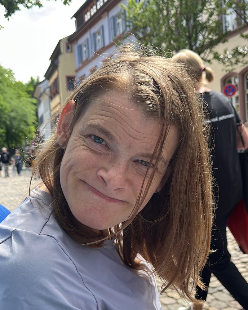Nele Diercks l&auml;chelt, im Hintergrund die Freiburger Altstadt