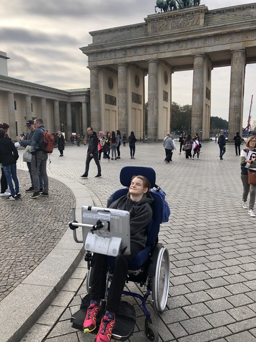 Nele Diercks in ihrem Rollstuhl vor dem Brandenburger Tor in Berlin
