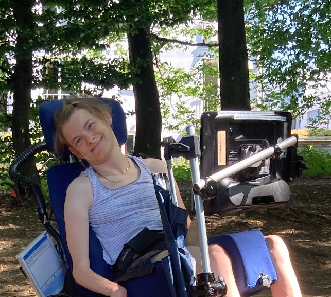 Nele Diercks drau&szlig;en im Gr&uuml;nen mit ihrem Sprachcomputer