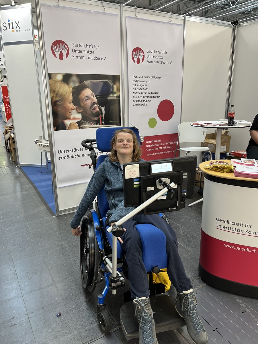 Nele Diercks an einem Informationsstand