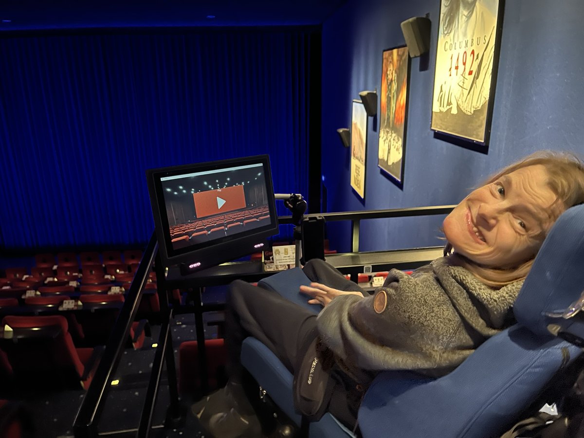 Nele Diercks im Kino, daneben ihr Sprachcomputer