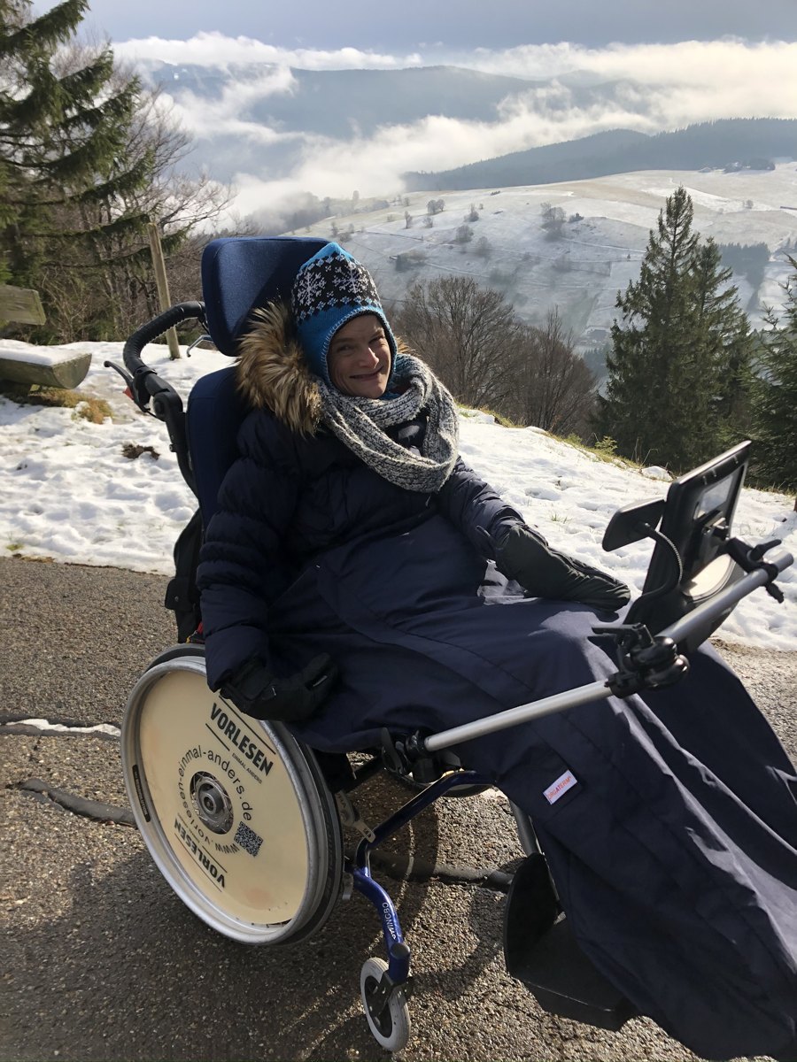 Nele Diercks auf ihrem Rollstuhlfahrrad in der Natur