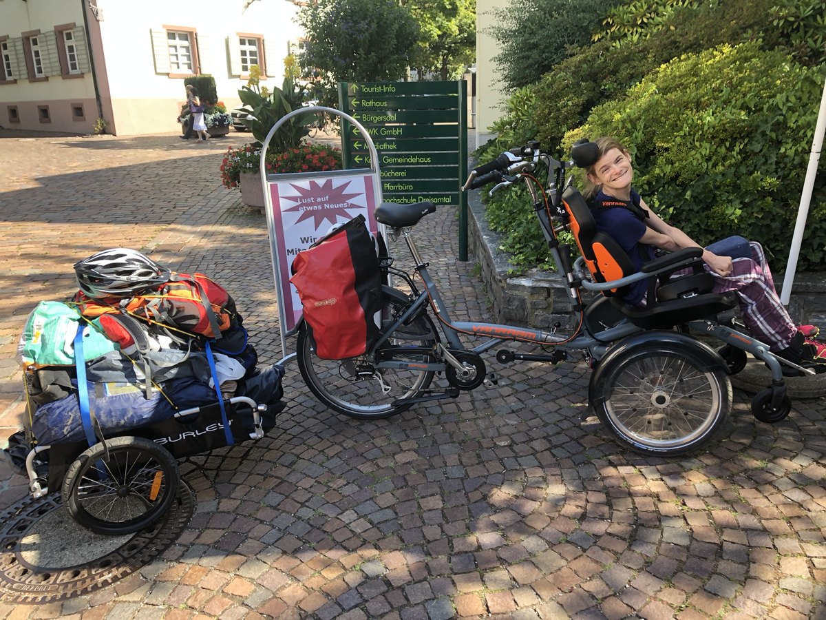 Nele Diercks mit ihrem Rollstuhlfahrrad unterwegs auf einem Weg