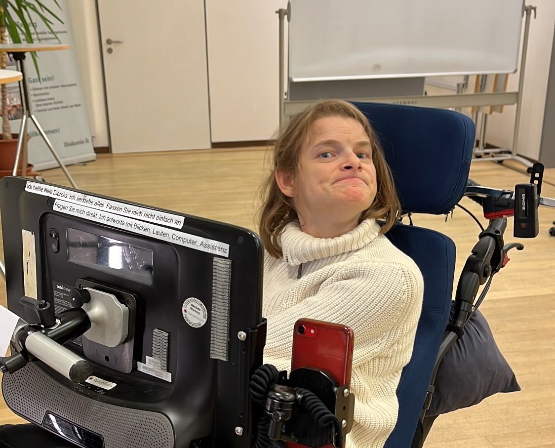 Nele Diercks im Rollstuhl mit ihrem augengesteuerten Sprachcomputer