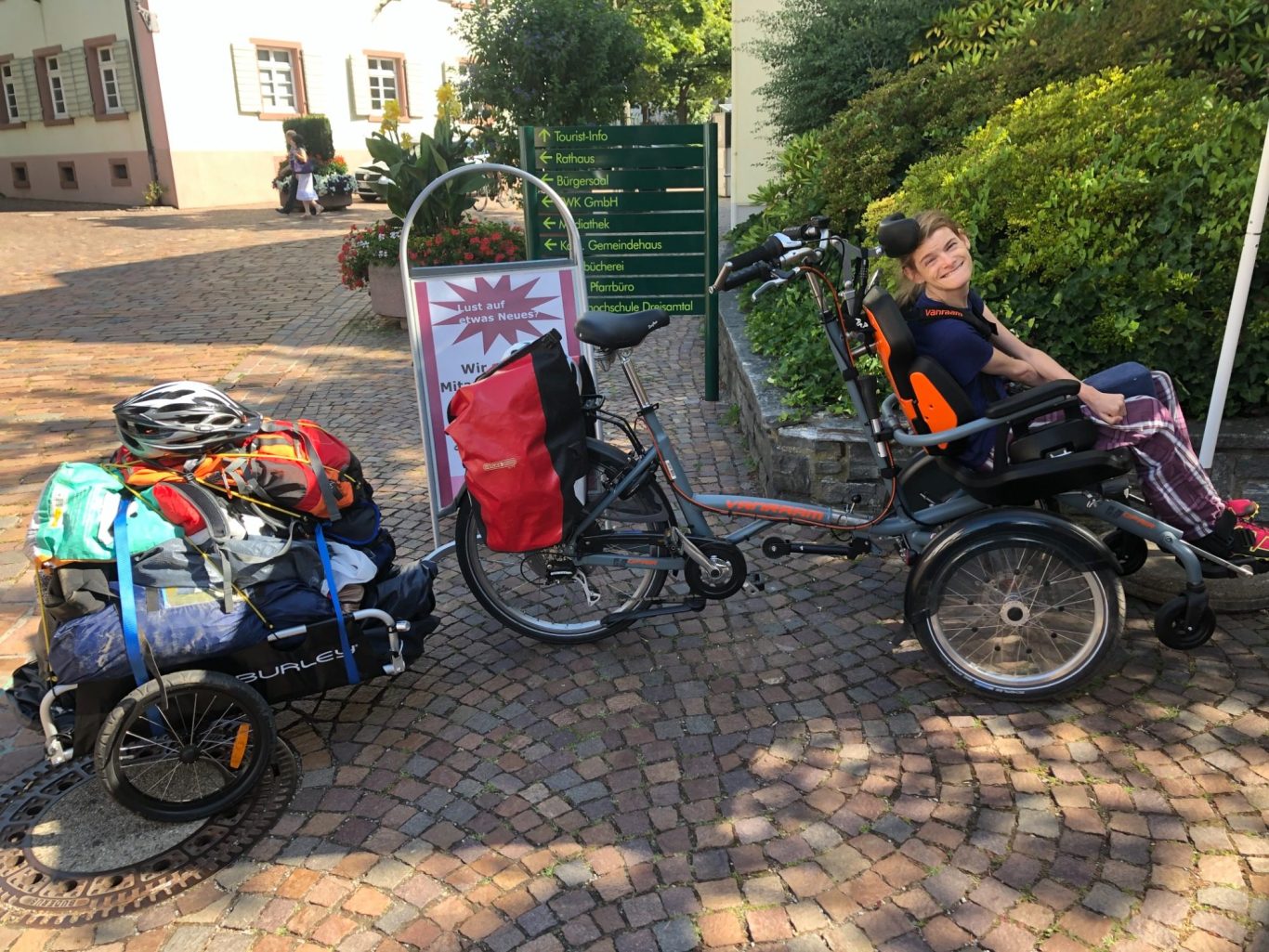 Nele Diercks unterwegs in der Stadt mit ihrem Rollstuhlfahrrad und Gep&auml;ck