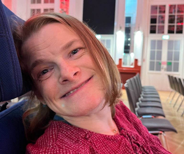 Nele Diercks l&auml;chelnd bei einer Veranstaltung in einem gro&szlig;en Saal